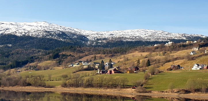 A village between Bergen and Myrdal.jpg